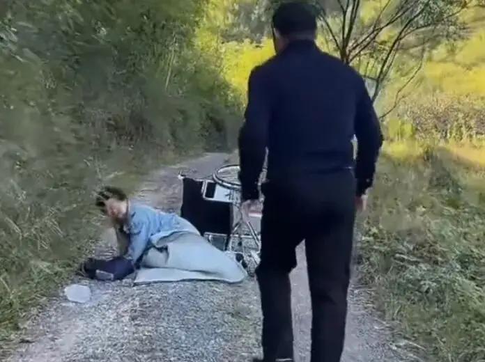 河南1残疾女子远嫁，被婆家赶出门，1男子给她塞东西，女子泪流满面。
这个故事展现