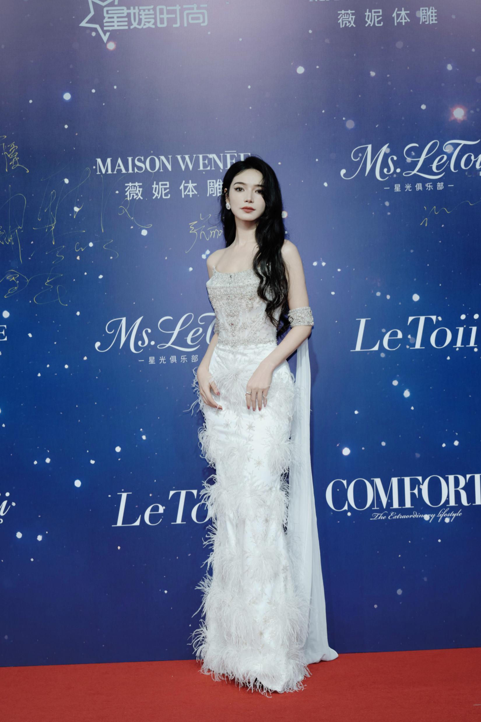 代斯出席心光年度时尚盛典 