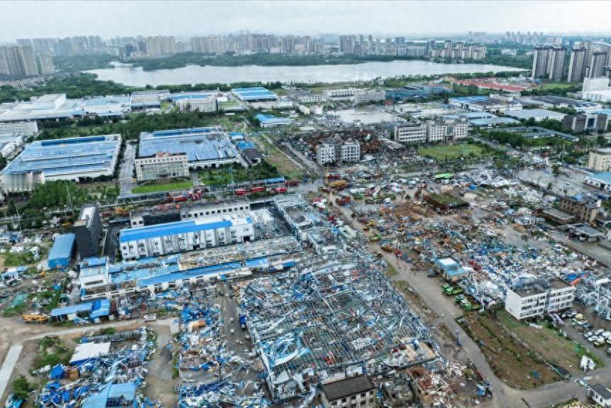 心痛！湖北男子目睹父母被龙卷风卷到百米高空后摔落，寻回时双亲已遇难。

7 月 
