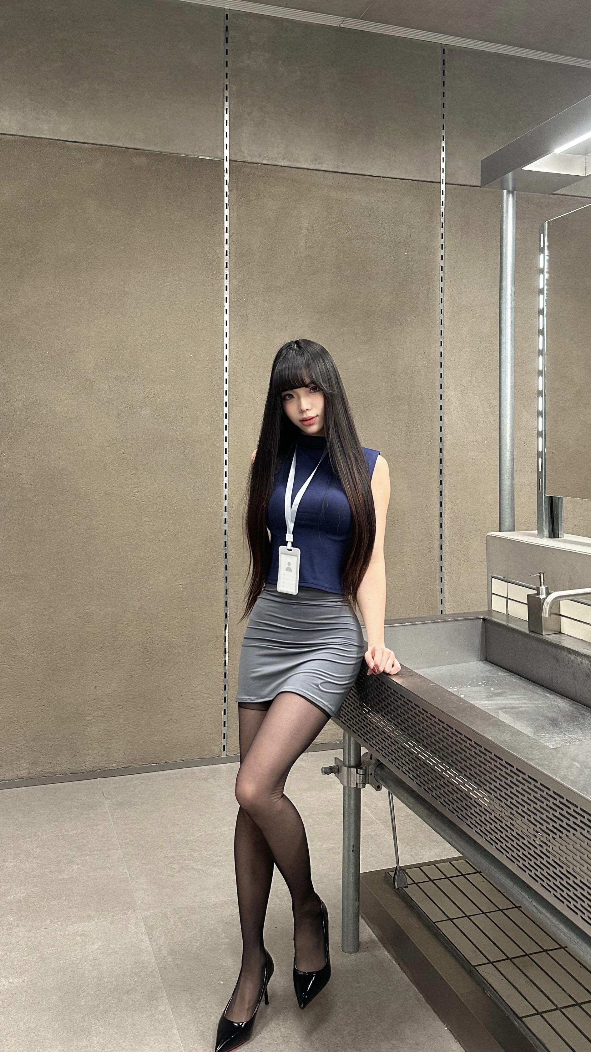 我想要纸飞飞 s婆娘 烟灰抖她大腿上