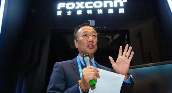 富士康崩得太突然！郭台铭绝对没料到，以前大陆工厂灯火通明的代工巨头，如今像破气球