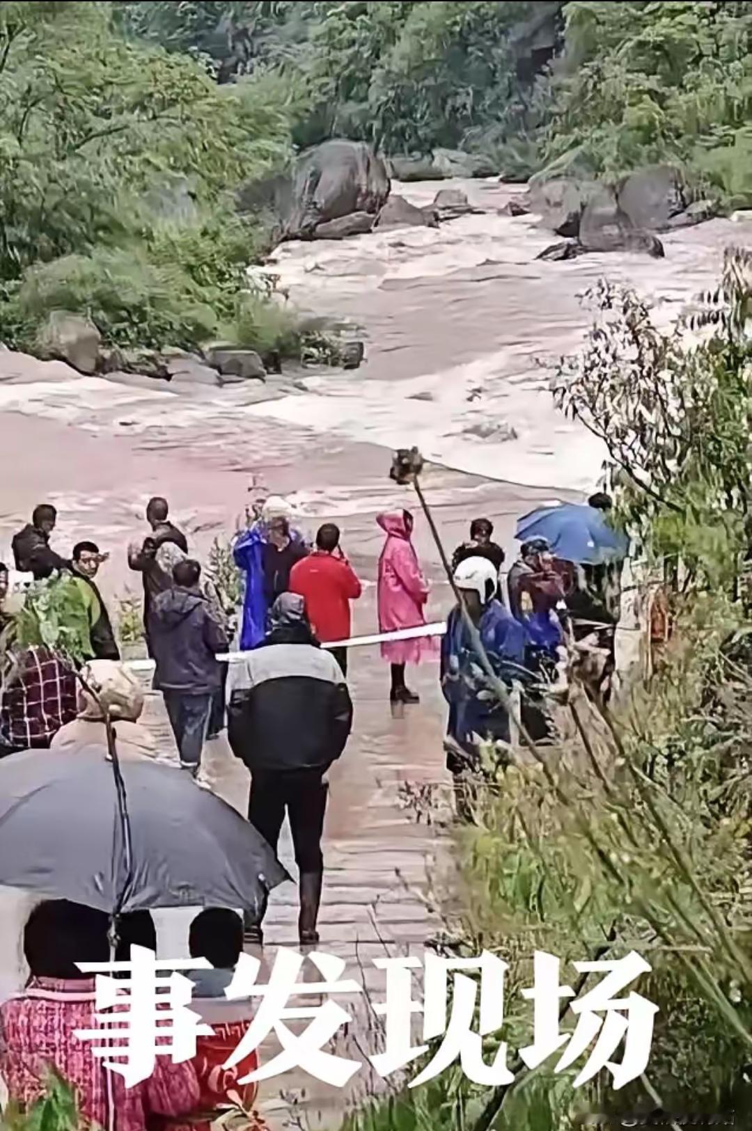 三条鲜活的人命就这么没了！四川宜宾，41岁父亲开农用三轮车接两个儿子放学。漫水桥
