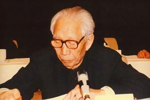 1952年，王震在新疆先斩后奏，惊动了毛主席，毛主席愤怒地撤销了王震在新疆的所有