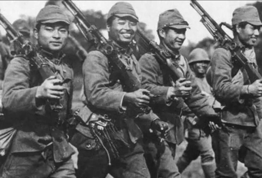 日本投降后，许多日军士兵认清了侵略战争的本质。机枪手小林清就是其中一位，他怀着赎
