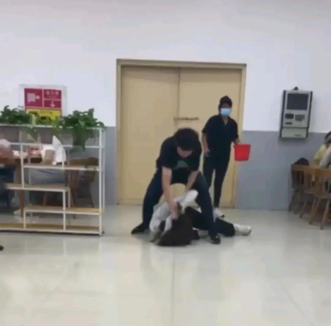 太狠！江苏师范大学食堂，男生对女生暴力殴打。

相信很多人都看过原视频，起因是这