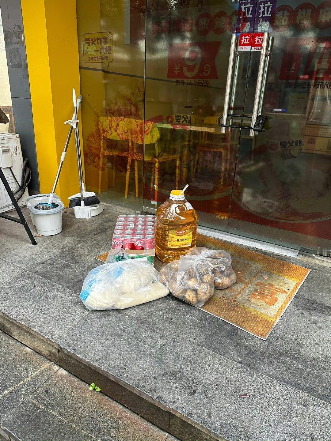 宁波的餐厅门口放着米面油为什么没人拿 有网友私信问，早上路过一个小饭店门口，油，