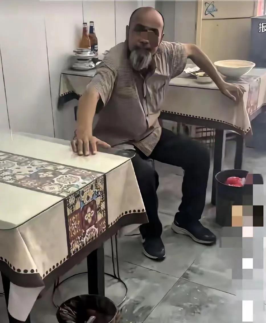 江苏一小饭馆这两天被一个大爷整破防了——进店点俩菜、开瓶酒，慢条斯理吃干净，到结