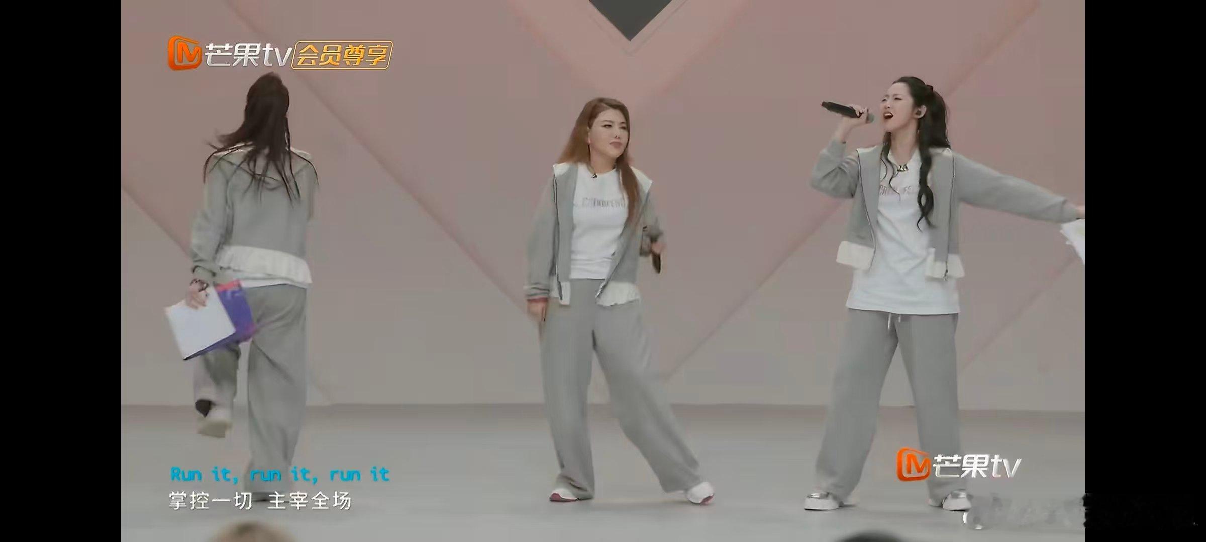 万千惠彻底被欧来雅化乘风2026彻底被欧来雅化的万千惠，跟着跳蒙古舞的样子又鲜活