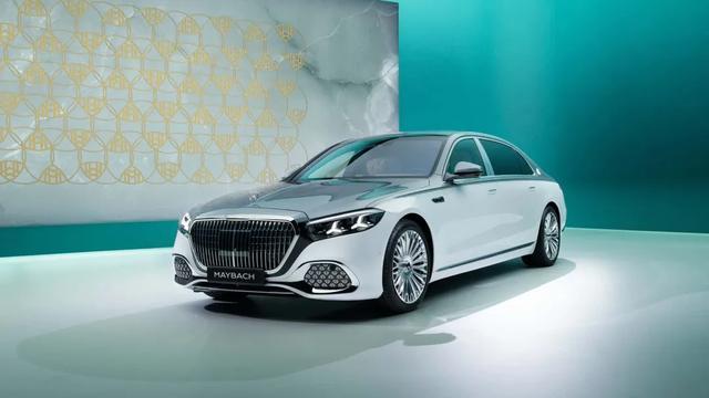 梅赛德斯-迈巴赫正式发布了2027款S级轿车。新车基于W223平台深度升级，外观