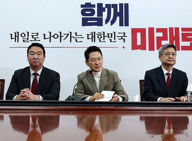 2月7日，韩国国民力量党就共同民主党议员总会决定，仅赋予公诉厅检察官补充侦查请求