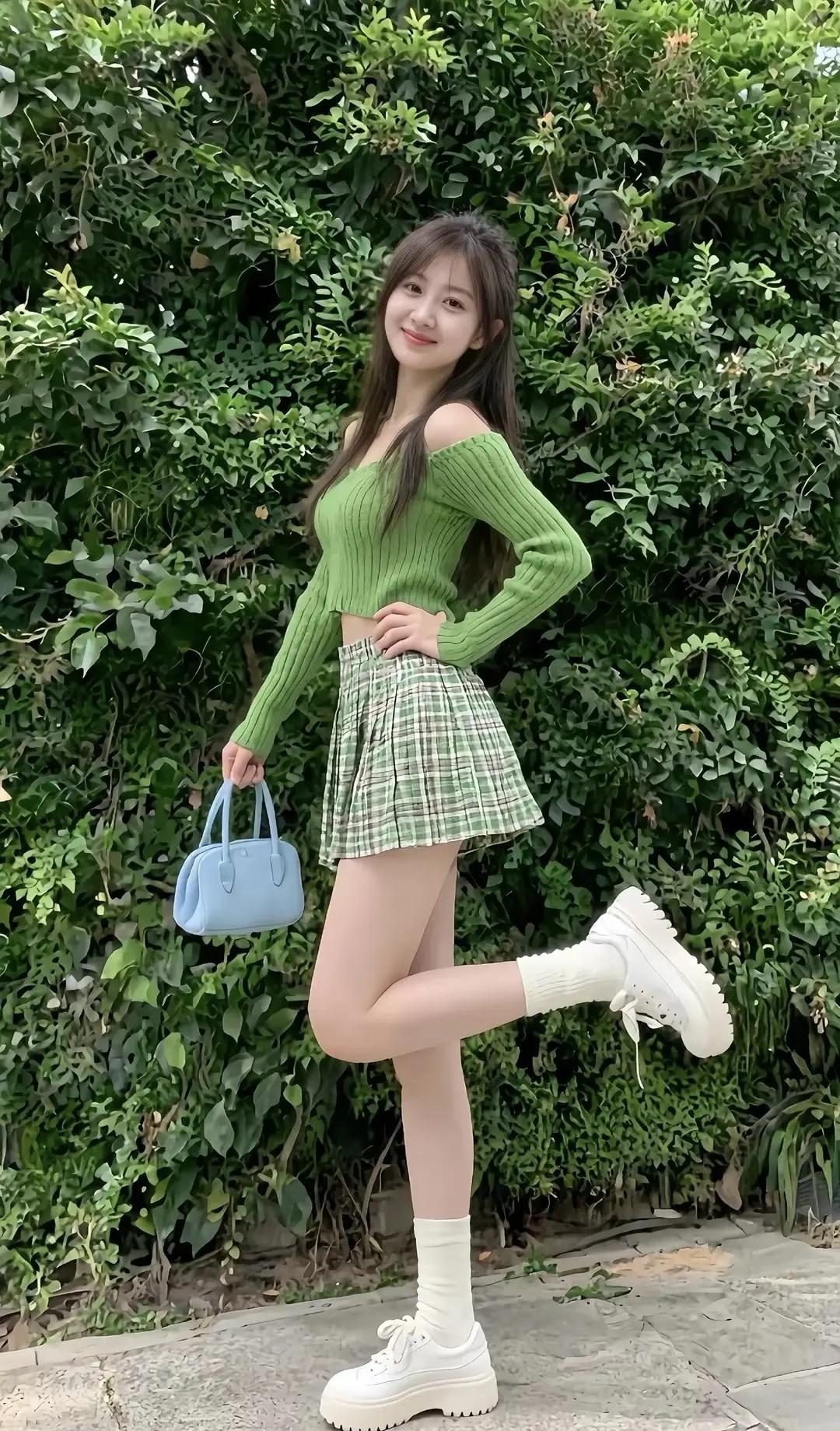 因为她们如清茶般温润，似幽兰般芬芳。清晨的图书馆里，她捧着书本静坐窗边，阳光洒在