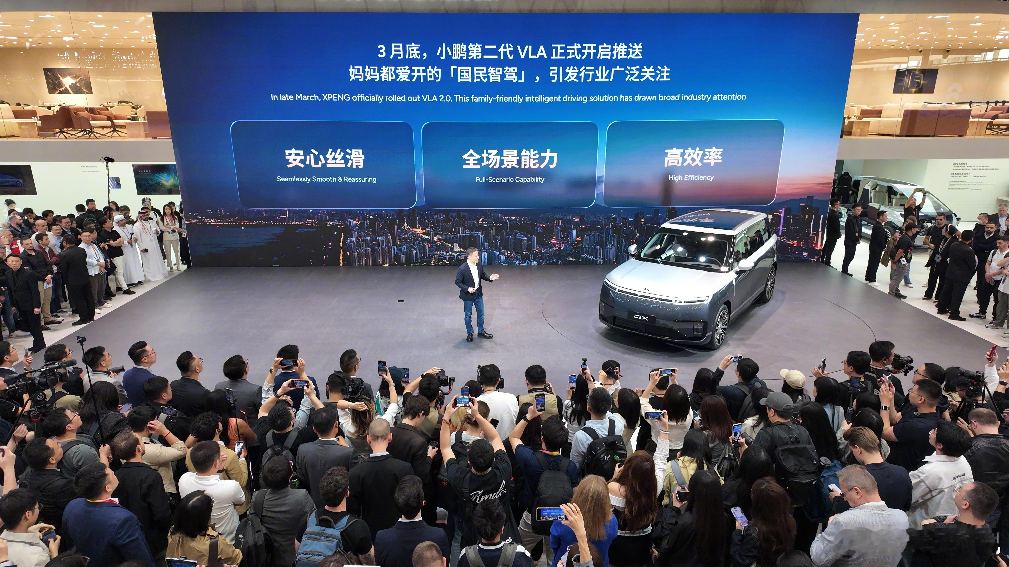 小鹏GX一车双能，四驱续航新标杆。小鹏GX打破四驱与长续航不可兼得的固有认知，纯