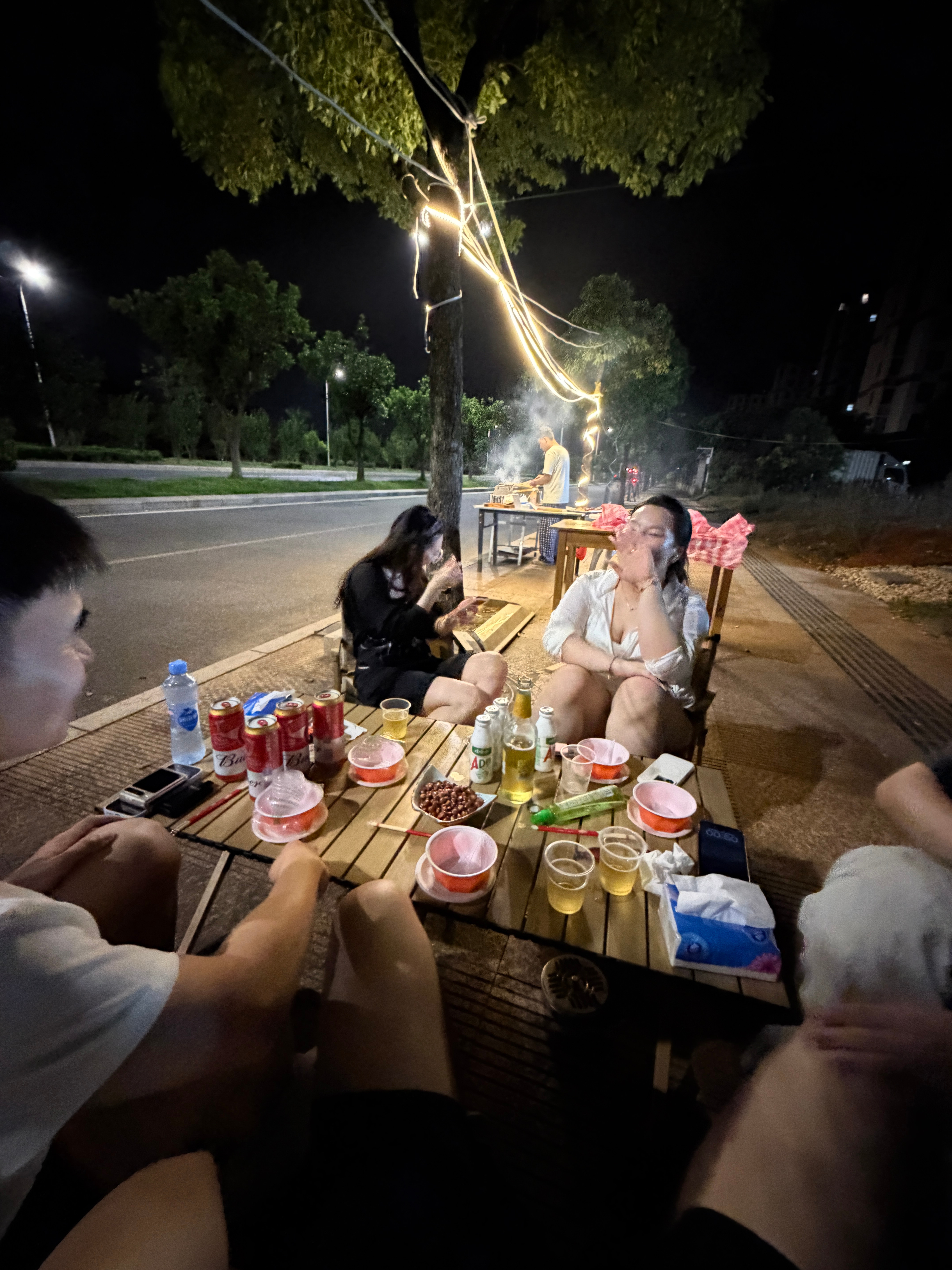 妈呀……在家里玩完桌游说出来吃烧烤顺便遛藕丸坐了十分钟发现，藕丸呢？？？？？藕丸