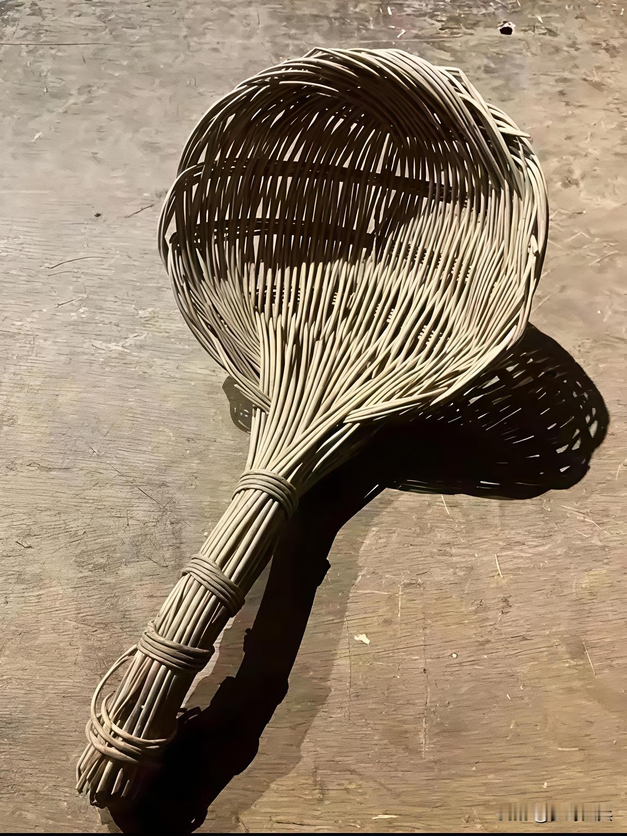 院子里发现一支老物件，是树枝编织而成的，据邻居的老人说还是金丝楠木编的，这条老物