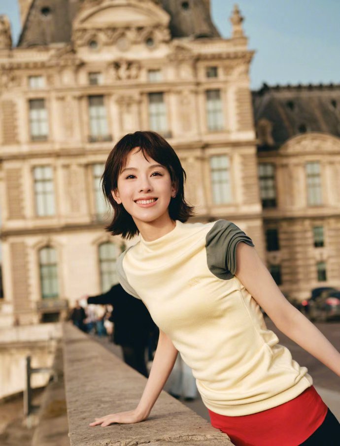 陈都灵巴黎时装周晒照陈都灵巴黎的春天陈都灵巴黎时装周晒照，陈都灵巴黎的春天，这个