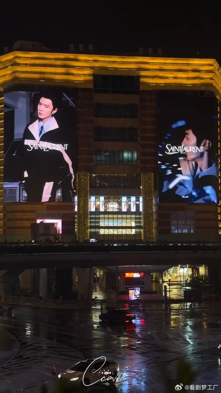 上海偶遇陈哲远大屏 上海偶遇陈哲远来上海看东方明珠意外撞见陈哲远巨型大屏，雨夜地