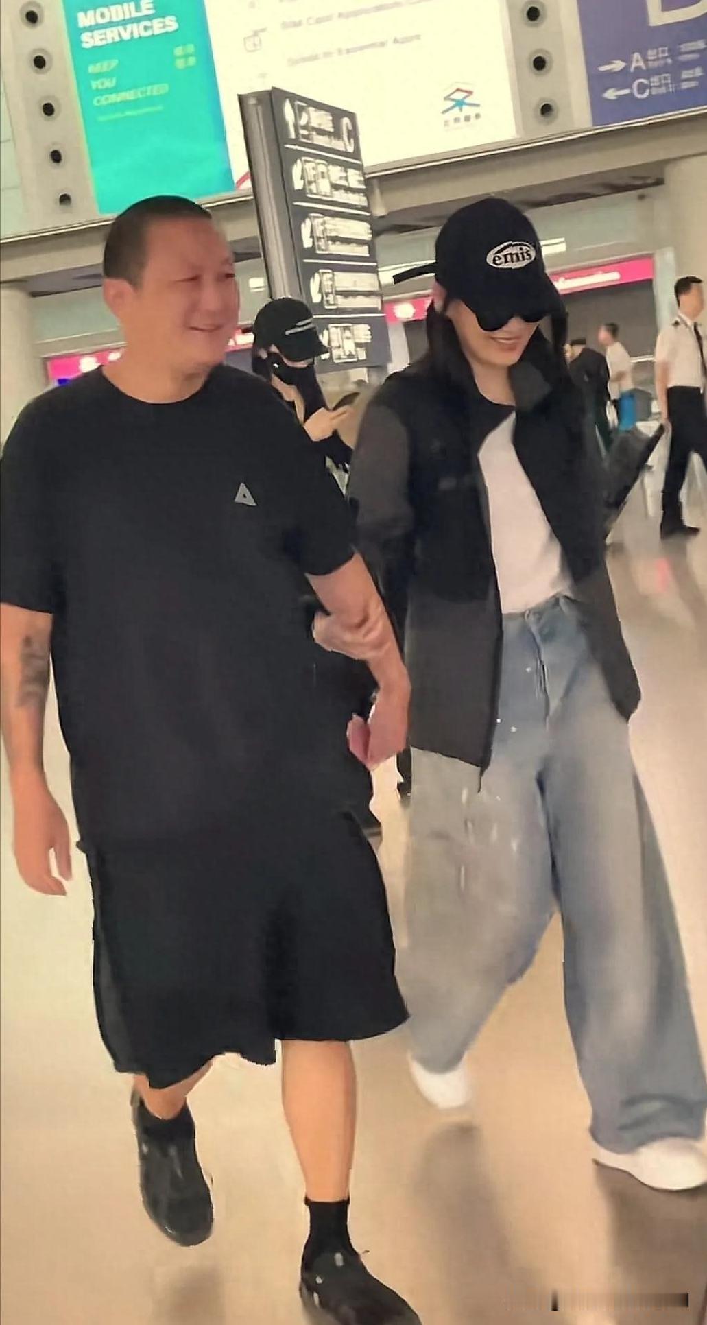 天啊，谁能看出这位姐都50岁了啊，与二婚老公机场“撒糖”，一身休闲装扮明媚温婉，
