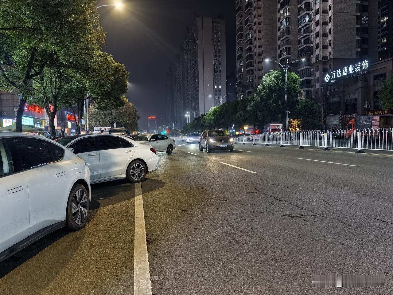 市区机道车路边的停车占了扎扎实实二个车道，并且还是主干道上，这样的情况不知除了怀