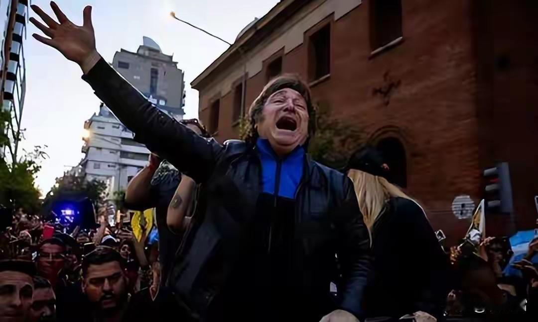 在别人国家骂人家的领导人不多见呀，阿根廷总统哈维尔·米莱14日在西班牙首都举行的