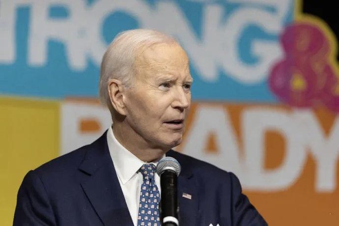 拜登不当美国总统后，嘴角利索多了。拜登参加活动时，批评特朗普让美国蒙羞。
他成现