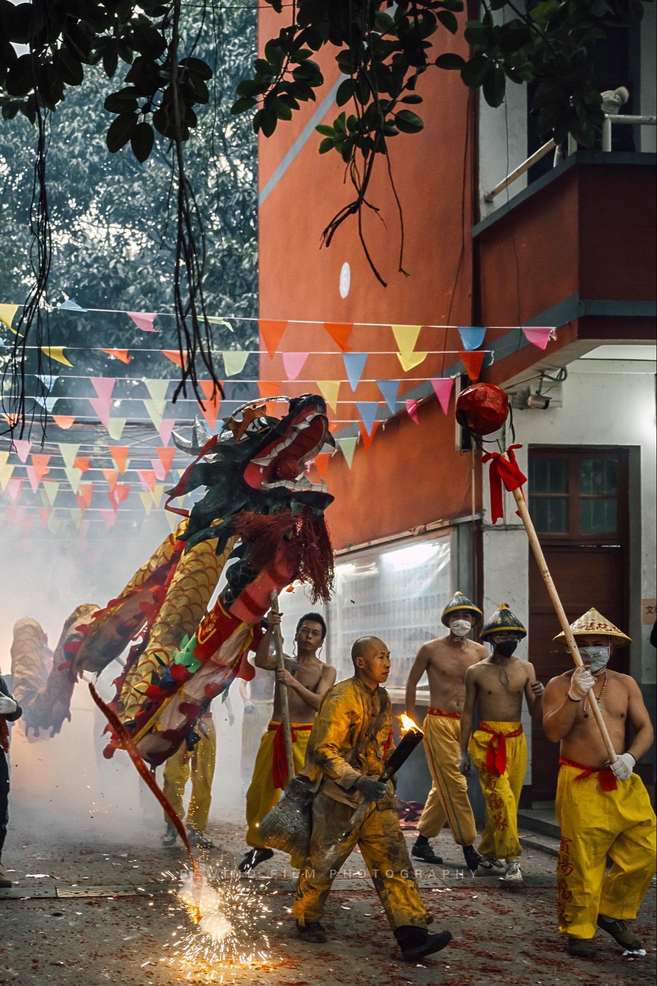 来了，他们全都来了。这要是传到外网，就解释不清楚了！
