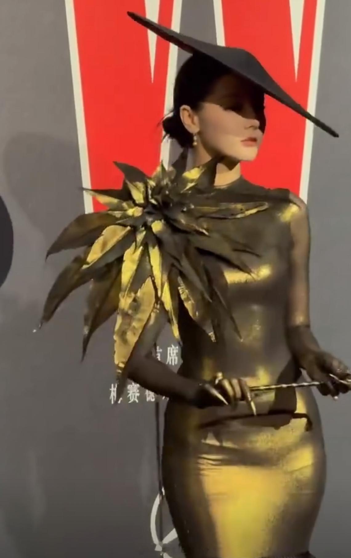 迪丽热巴 主人级别 我是落伍了么？这是什么造型啊？挺别致呢[哈哈][哈哈] ​​