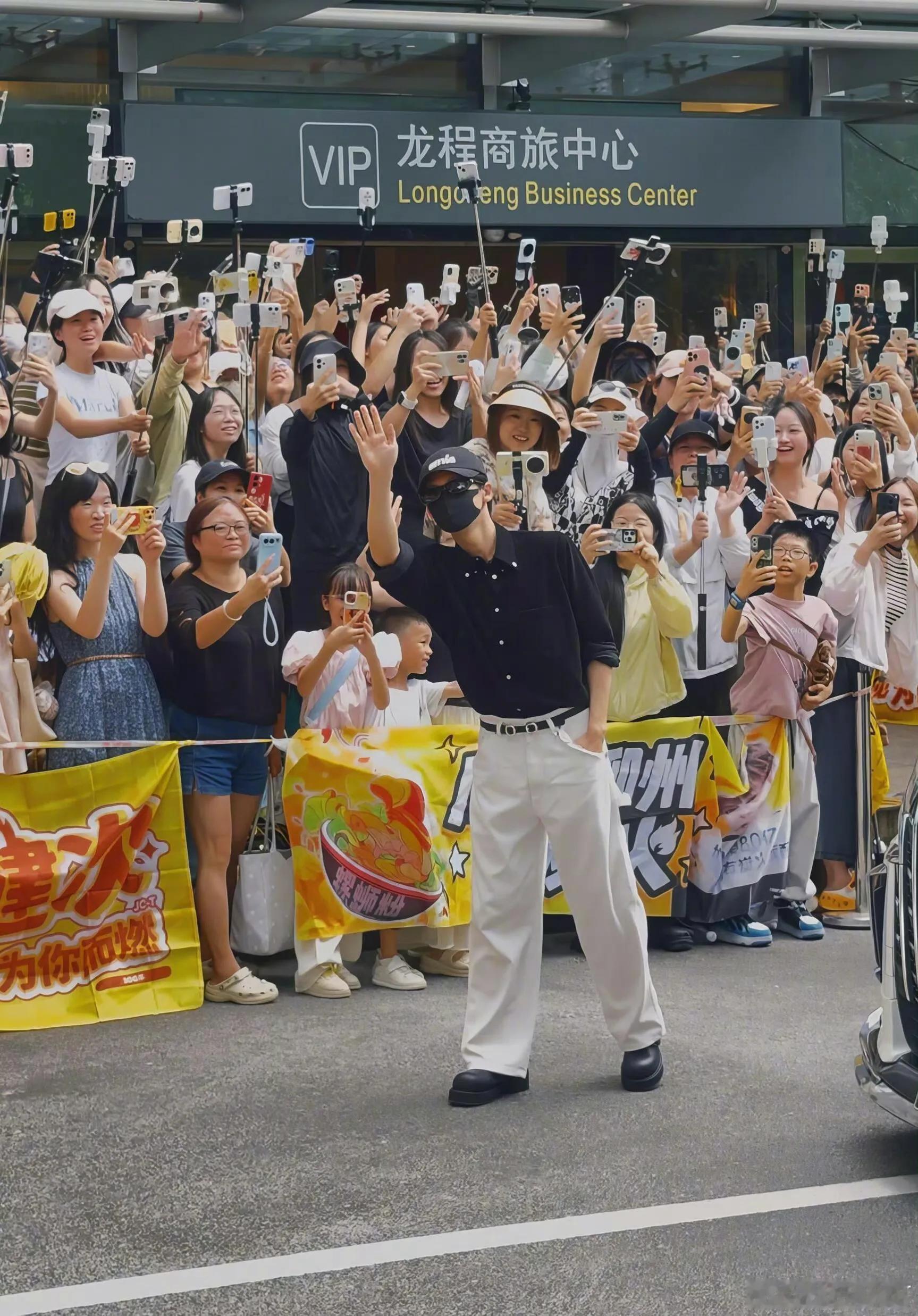 檀健次柳州接机排面家乡接机人气爆棚，温柔回头和小炭火挥手，双向奔赴太暖心啦💛