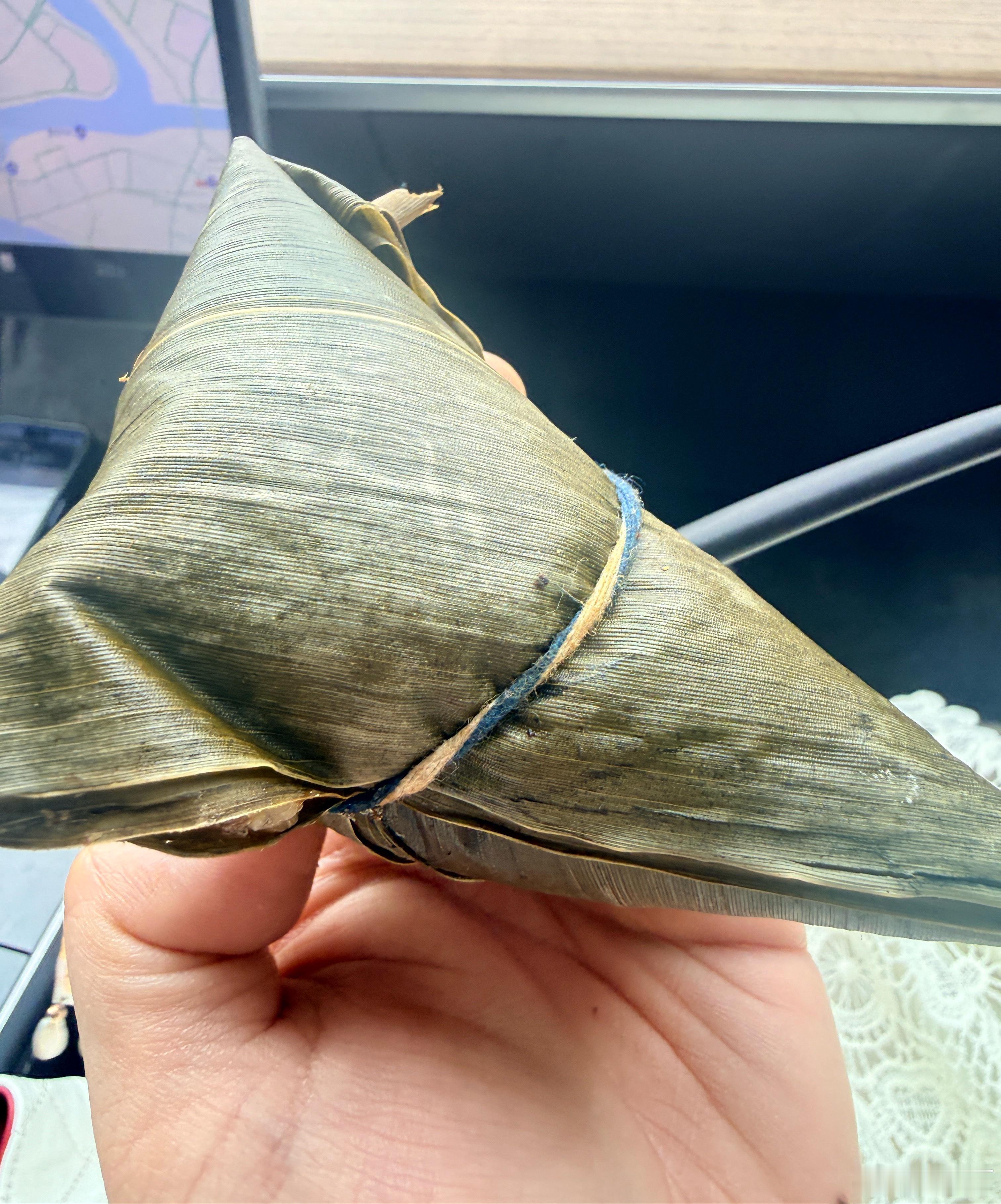 哈哈哈，带外婆和妈妈出去吃饭，在楼下等他们的时候没忍住又买了一个热的！腊肉口味的