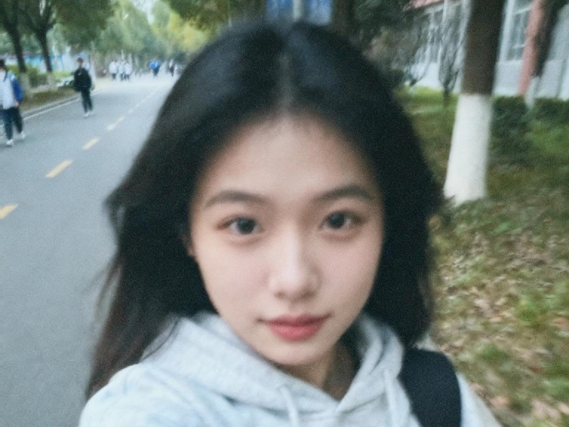 今天我因事外出，不慎将随身携带的一千多元弄丢了。[流泪]
我心里十分着急到处找，