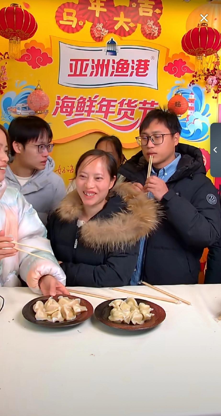 梁志辉一家在大连努力带货，姐姐站在最前面C位，一脸幸福的模样，真想提醒大姐整理一