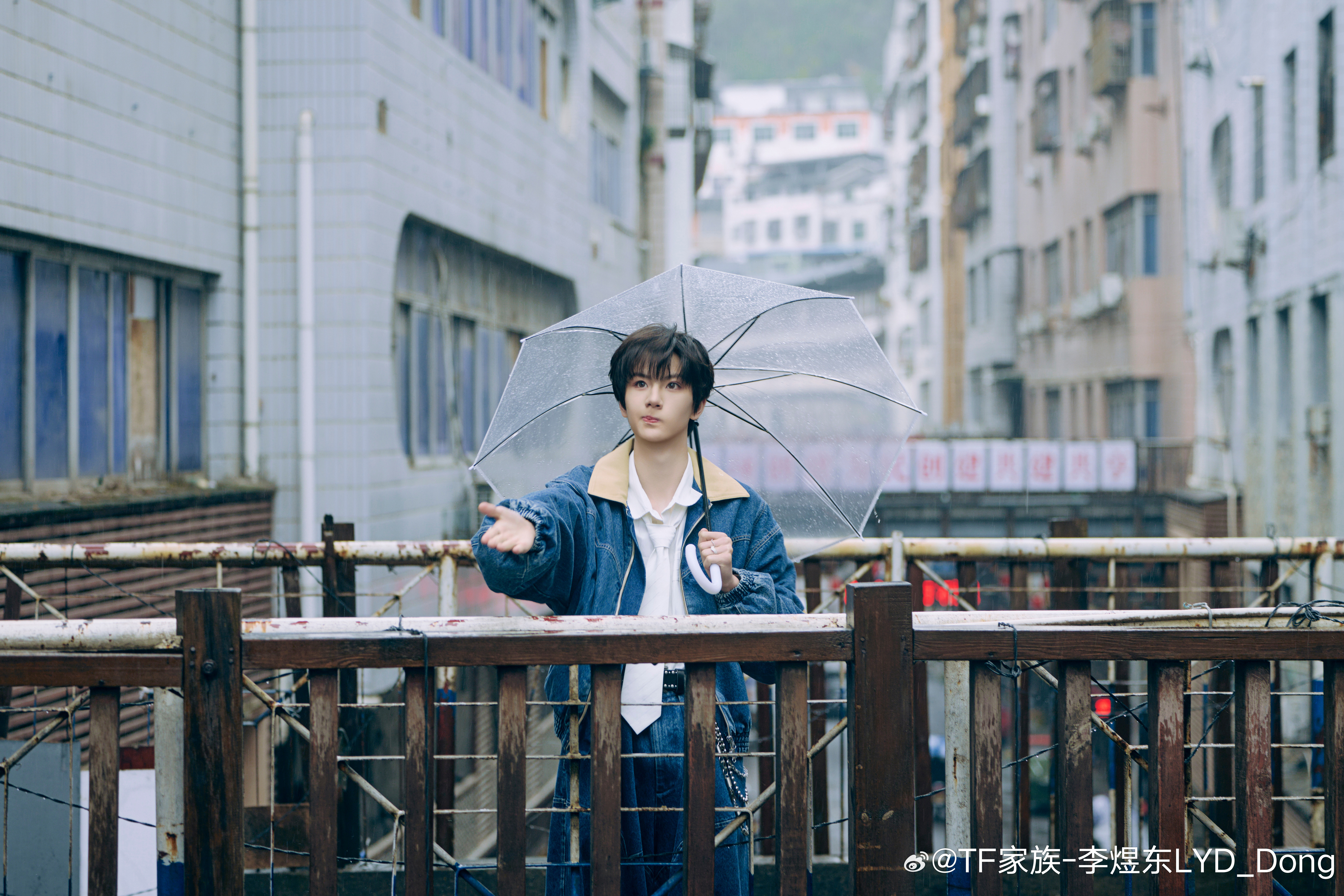 李煜东雨天撑伞写真 李煜东这组雨天撑伞写真好帅啊☔️少年干净又治愈，这是白月光男
