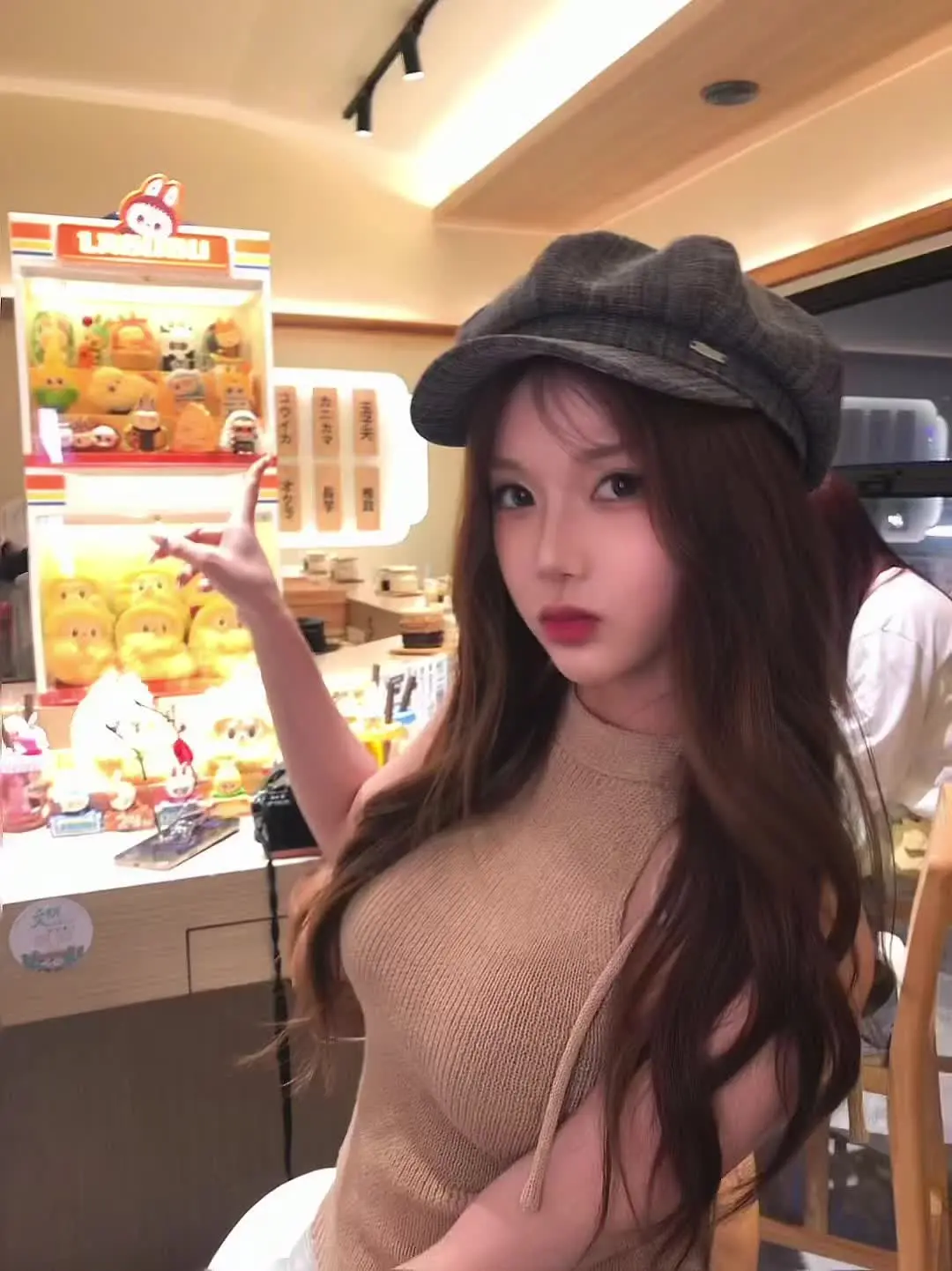 你到底喜欢谁啊 我去帮你跟她说 你不要整天发那种像离了婚的东西了好不好