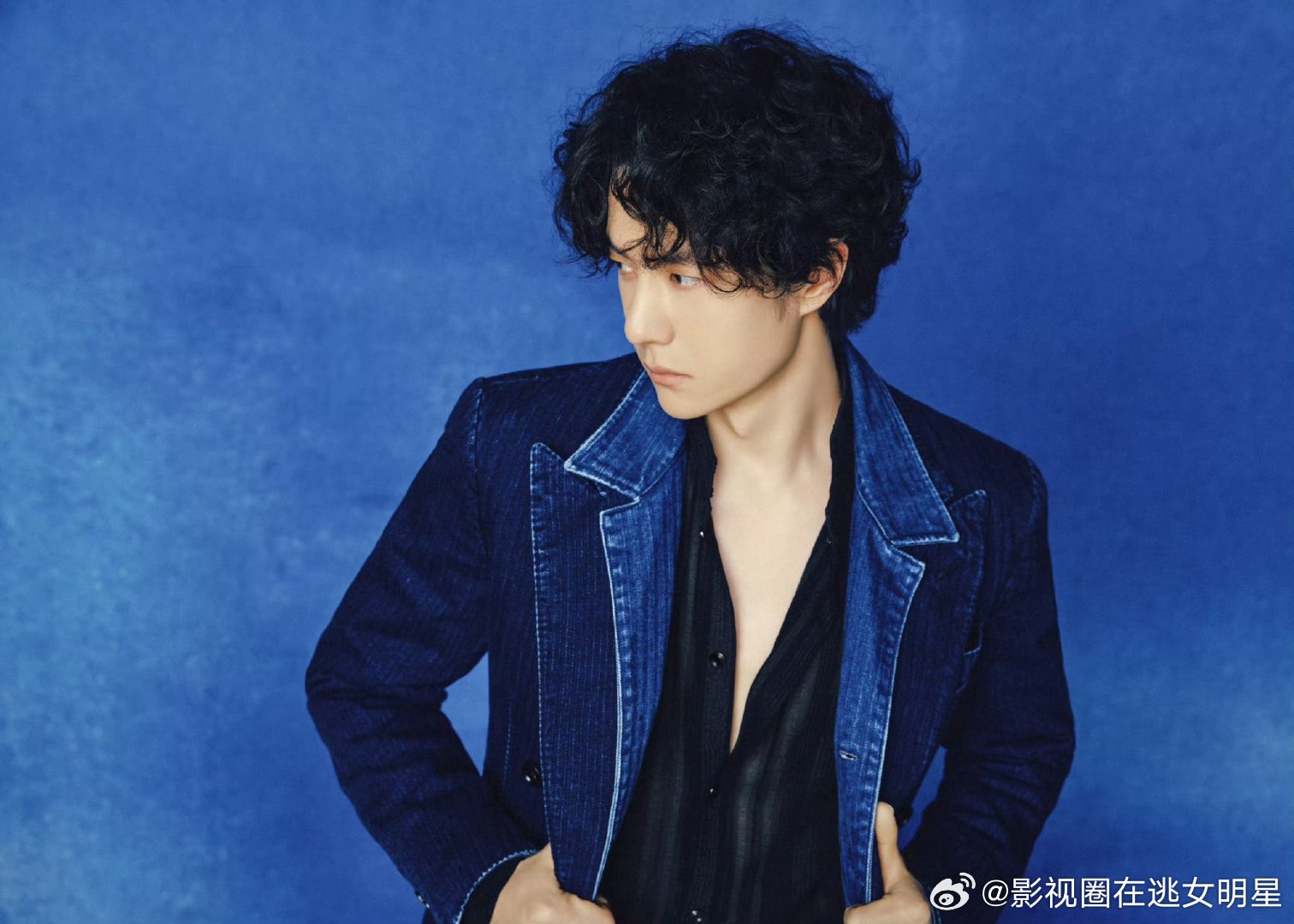王一博靛蓝牛仔套装look王一博微博之夜造型，靛蓝牛仔套装look好帅 