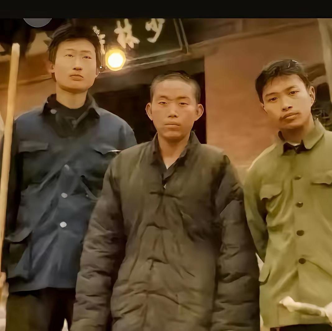 认知中间这位是谁吗？