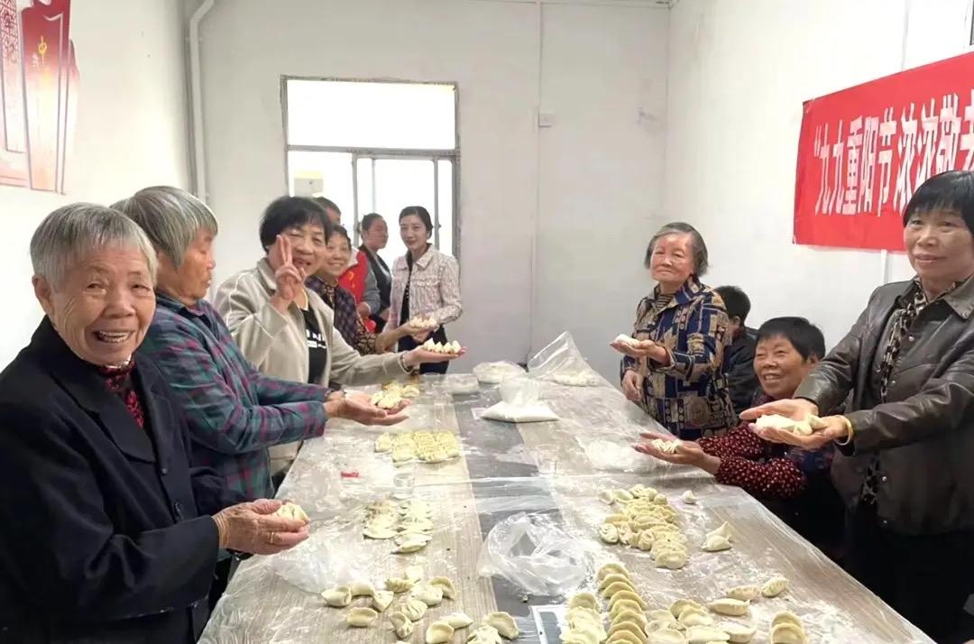 “一碗热饺暖全村，一纸举报凉人心！”山东，一村村委为关爱村内独居高龄老人，在重阳