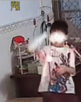 冷静得不像个孩子！一个小男孩在家用吹风机吹头发时，吹风机突然从出风口冒出火星。他