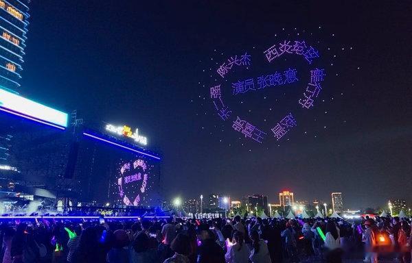 张晚意粉丝真的好会整活啊这算不算很用心的应援了？粉丝超爱啊给张晚意音乐节弄了10