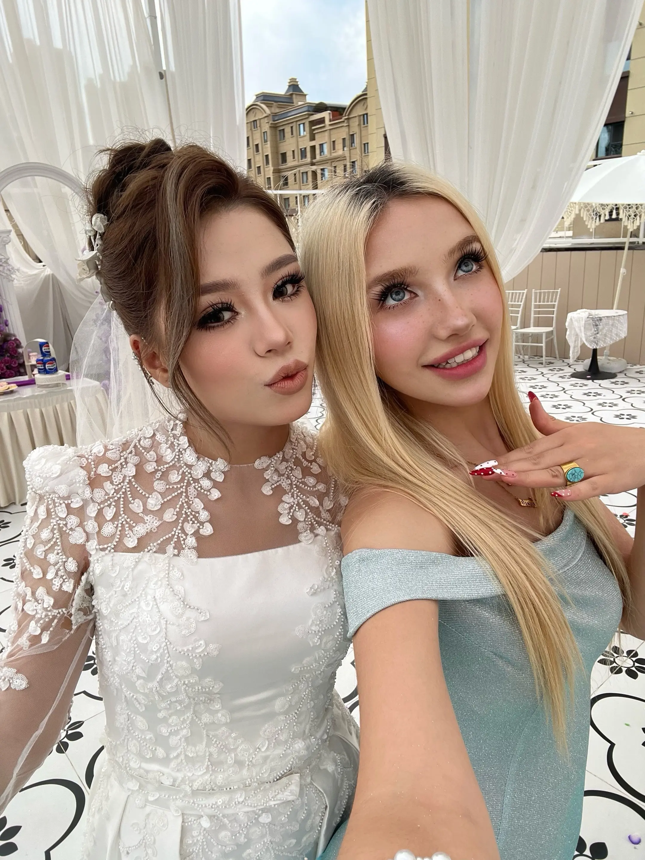 💒👭