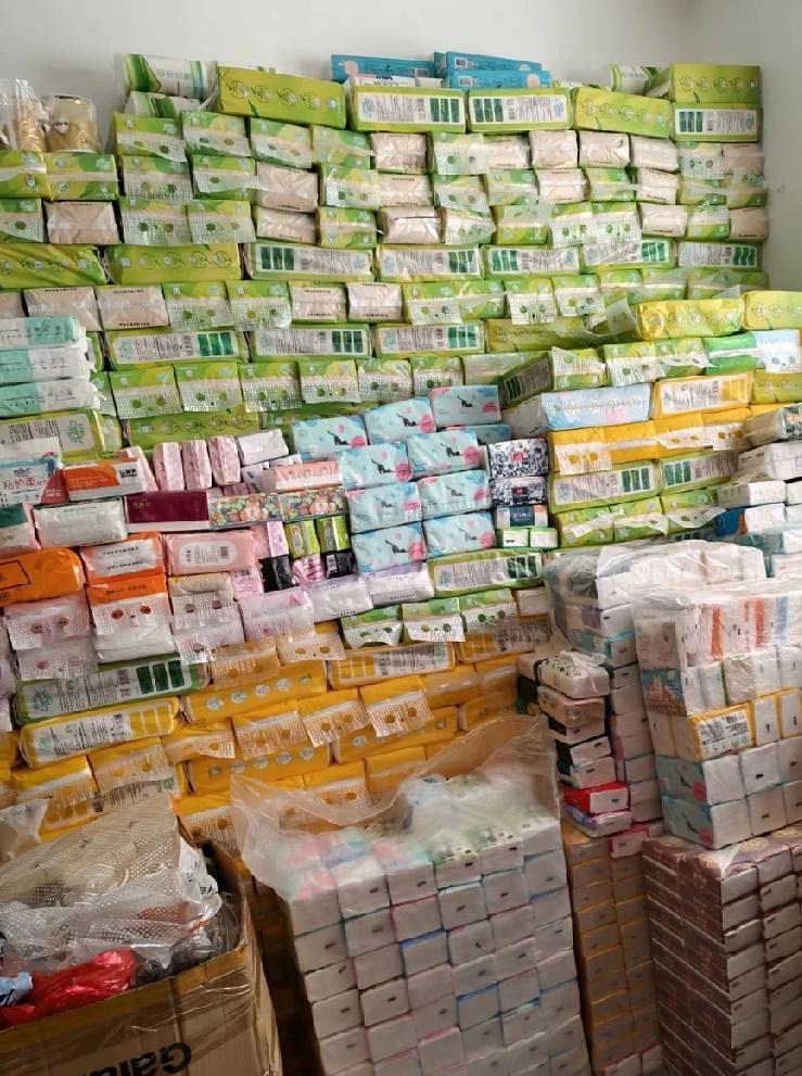 我感觉自己囤东西时，不管买啥都是整箱整箱地买。湿纸巾一次就囤两箱，抽纸一买就是五