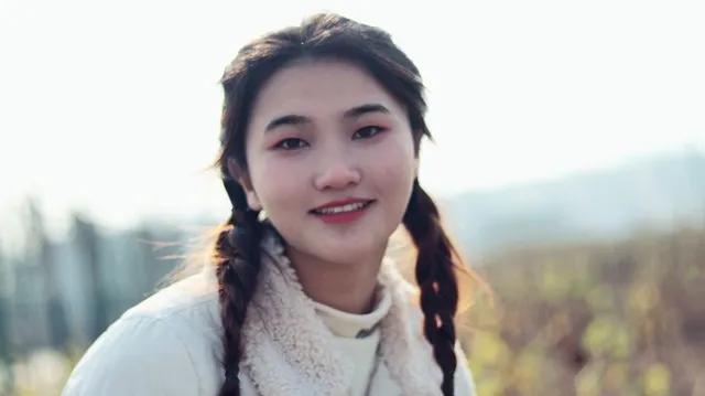唱歌说
         前些日子，我发现了一首歌，歌的名称是《岁月是陈酿的酒》