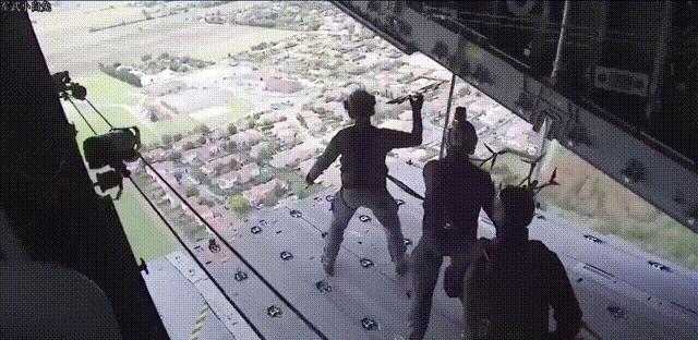 看法国空军测试从A400M运输机上投放小型FPV无人机，直接用手抛。