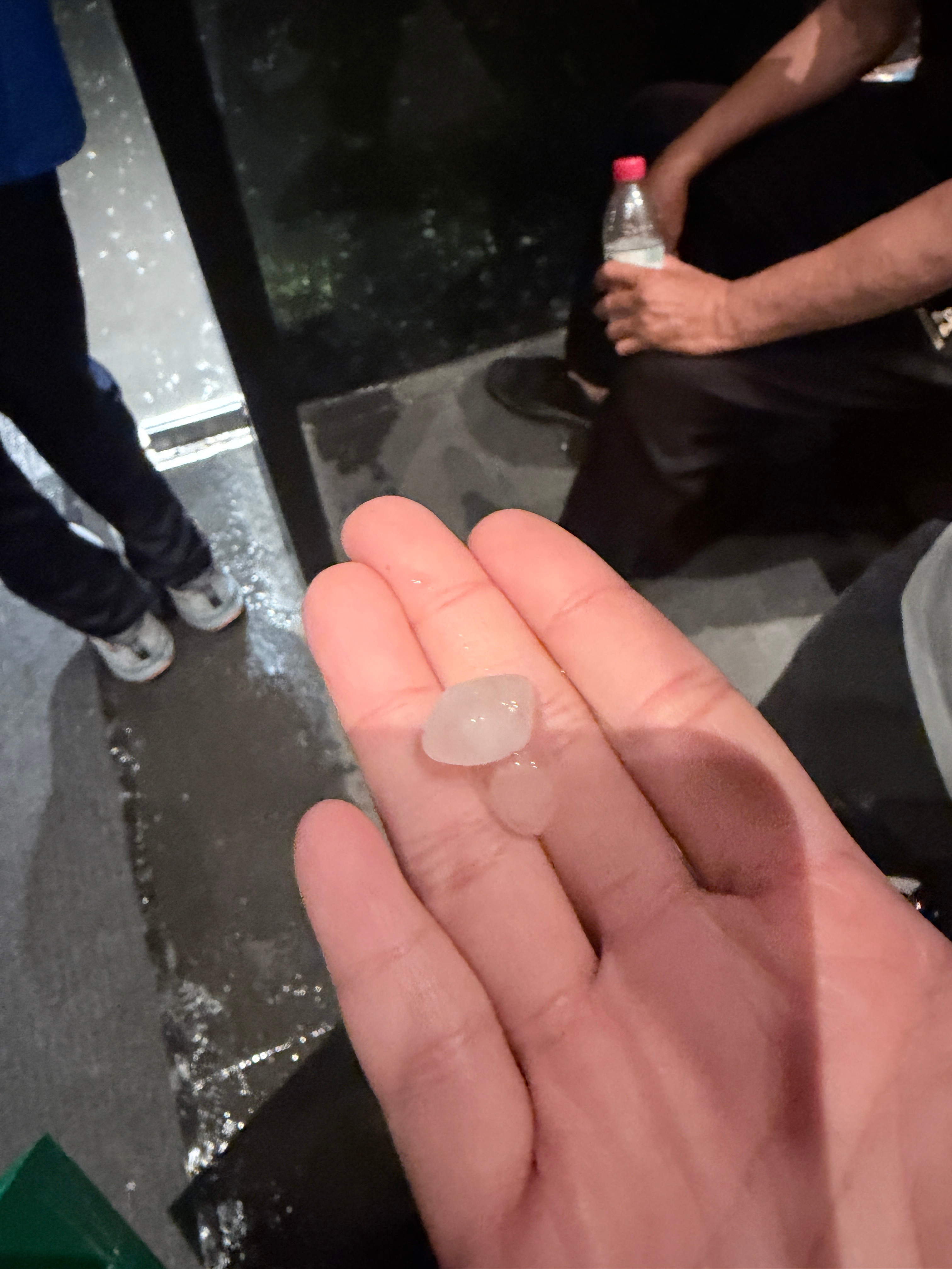 吃完饭一出门，好家伙，北京今年夏天又热又多雨，还多冰雹希望我的车没事北京冰雹