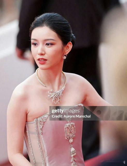 周也先是戛纳红毯被网友指状态不好，近期品牌活动的生图也被网友嘲整个人肿肿的。周也