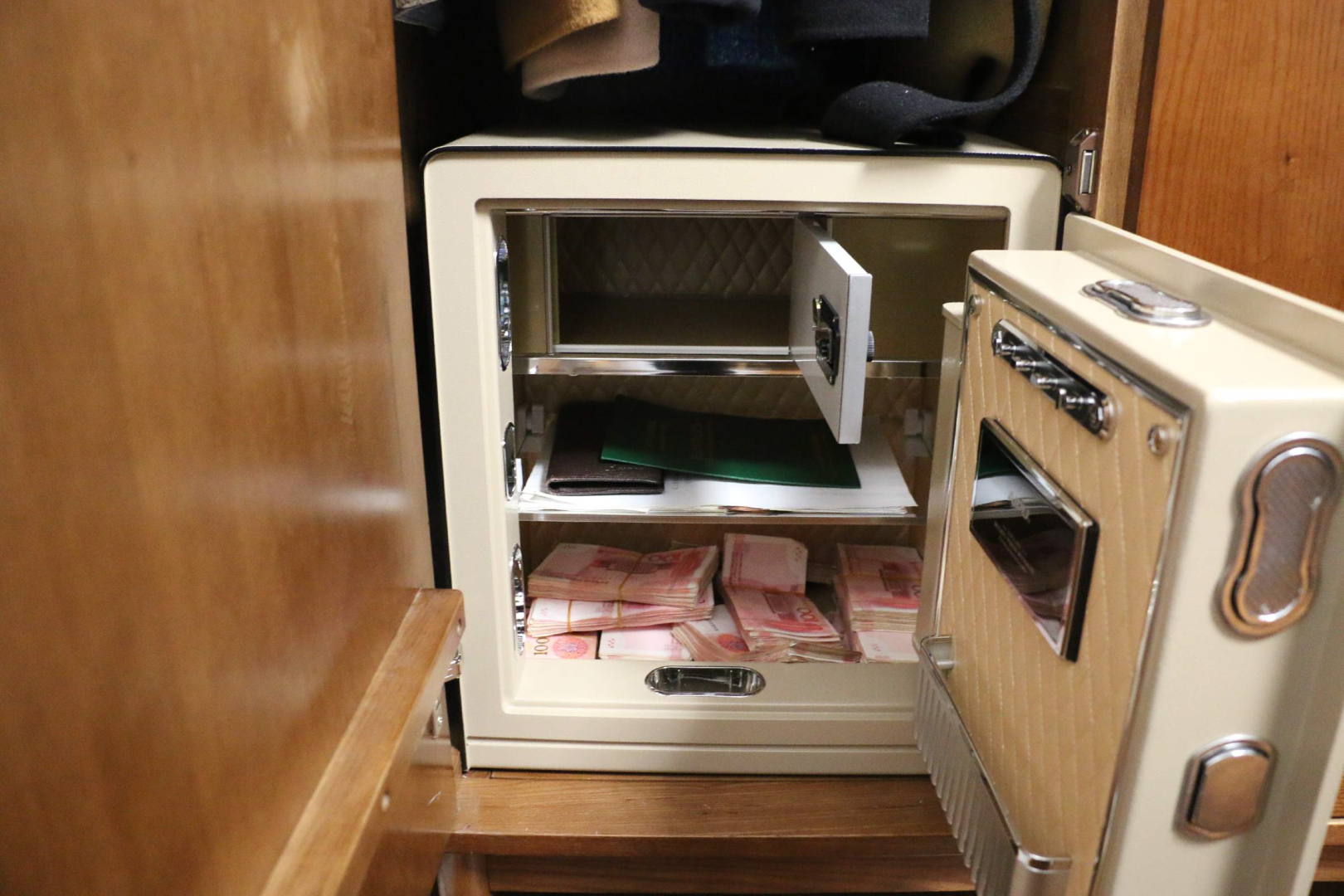 【#女子2潜闺蜜家盗数十万现金和黄金#】#女子盗闺蜜数十万还打电话安慰# 湖南女