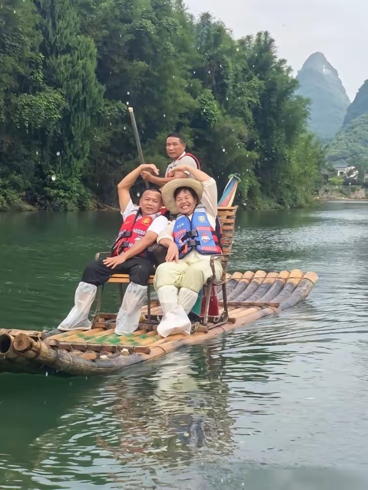 全红婵她爸，真把网友们的心给撕碎了。  女儿累死累活跳水，他倒好，拉着老婆跑去桂