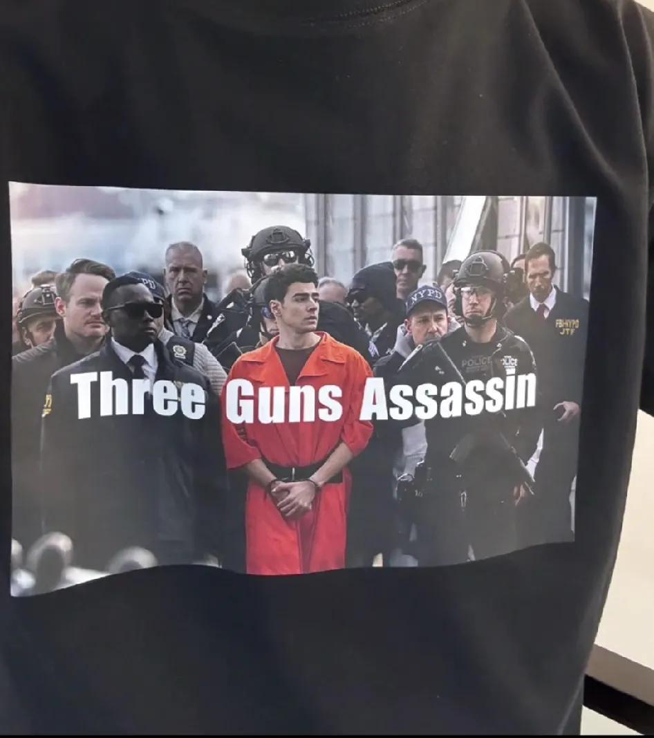 他是偶像还是罪犯？站在法律的角度上他毙了一个保险业大佬是犯罪，站在他一次次目睹养