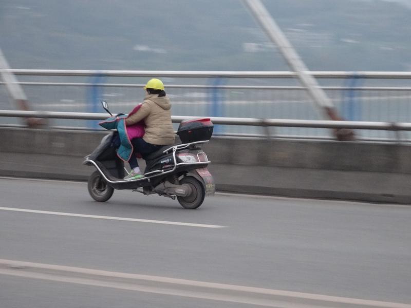 生活里，真有充电器和榨汁机一样的人。我有个朋友就像充电器，上次我工作受挫，心情低