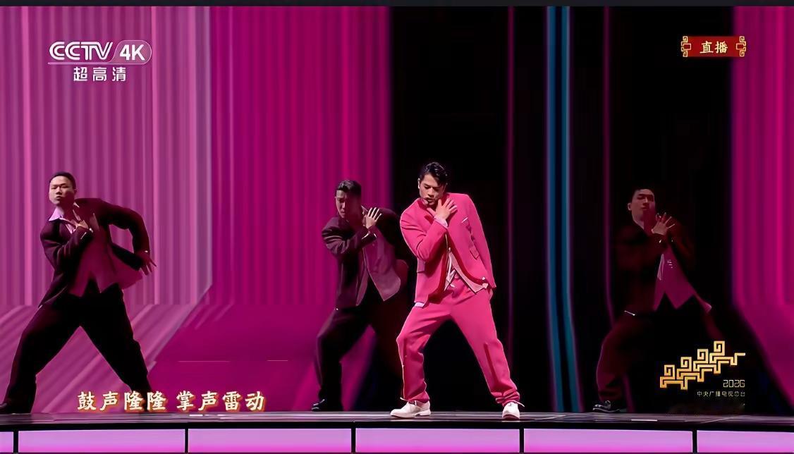 今年春晚最大的亮点就是郭富城和王一博了
郭富城明显老了浅浅秀了几步舞蹈，而王一博