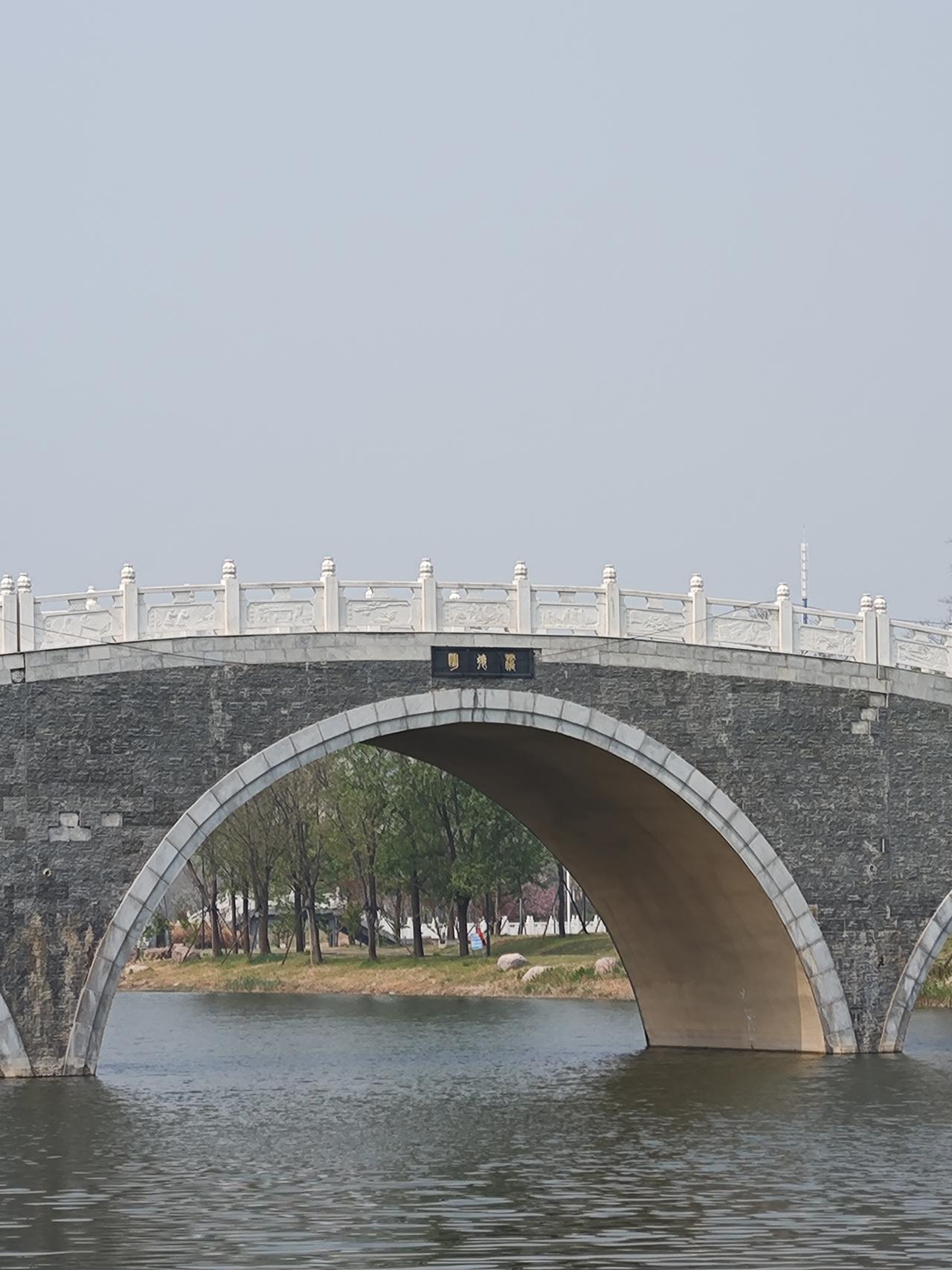 我最近发现六十+的我性格上有很多变化，
主要表现:（一）情绪控制力增强。学会了控