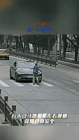 过斑马线也要左顾右盼，啥样司机都有啊！